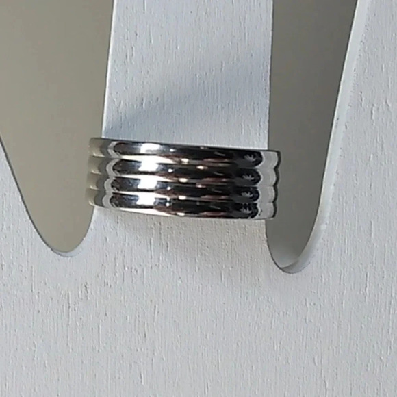 NIB Size 7 Silver-Tone Ring - Minimalistic Elegance - Picture 5 of 6